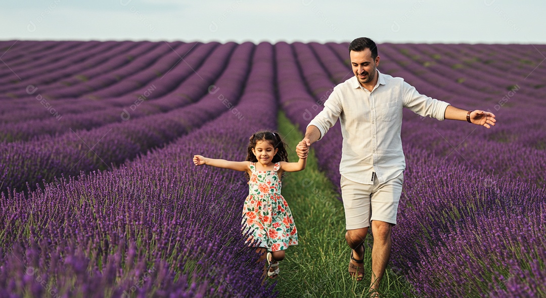 Lindos pai e filha caminhando ao ar livre sob um lindo jardim