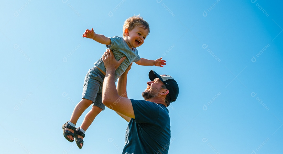 Lindos pai jogando filho para cima ao ar livre