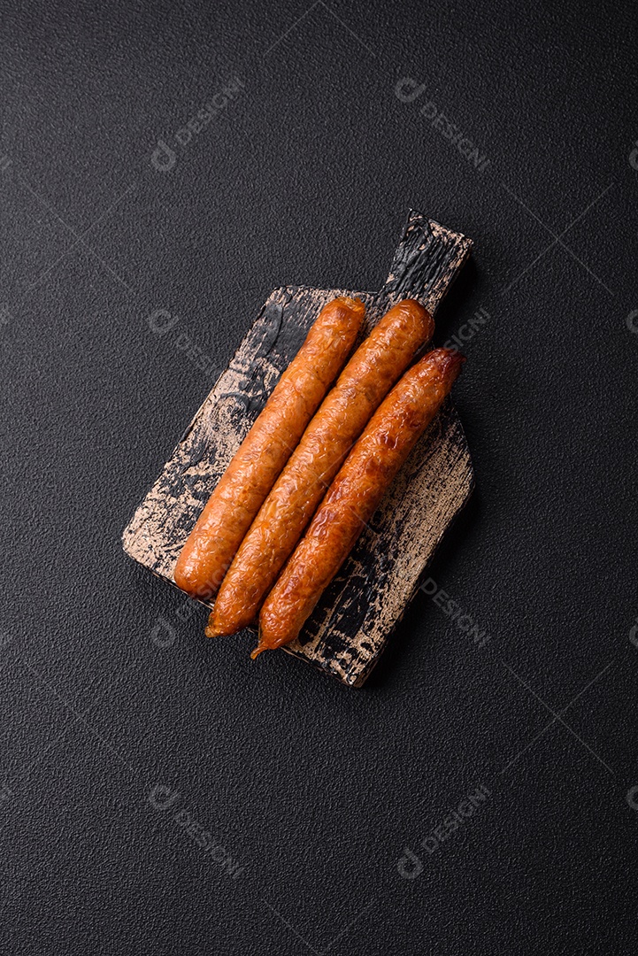 Linguiça frita saborosa em uma mesa de concreto