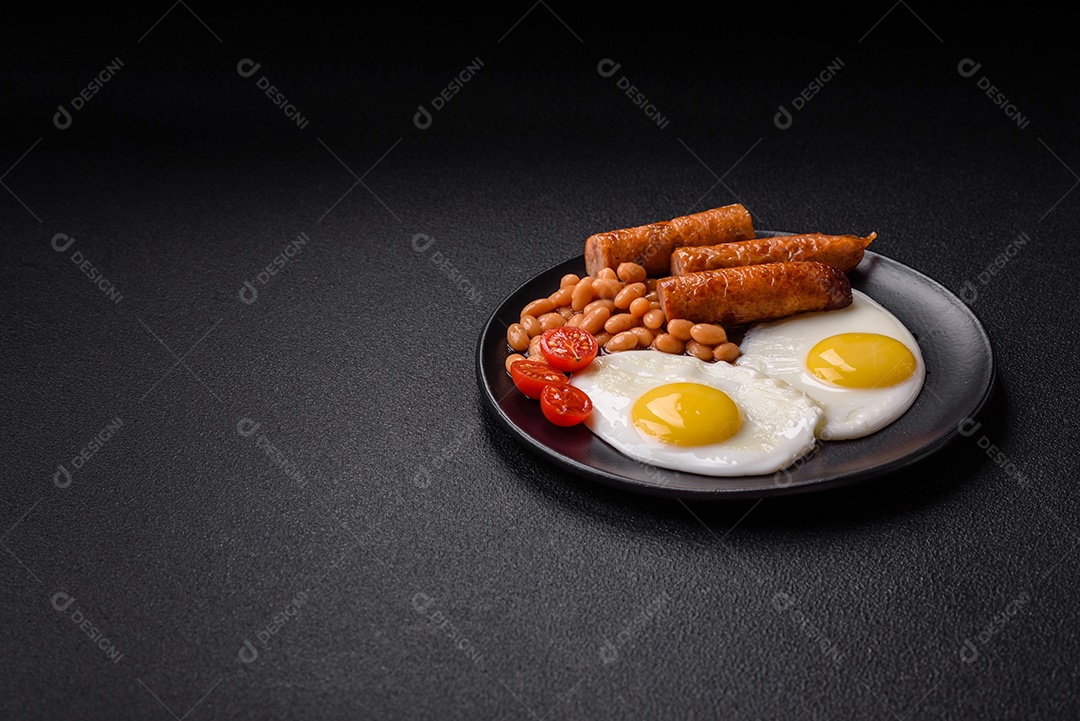 Prato de comida linguiça e ovo frito feijão mesa concreto