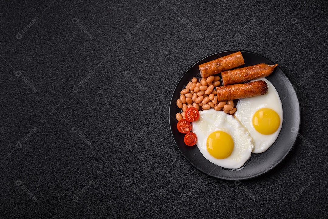 Prato de comida linguiça e ovo frito feijão mesa concreto