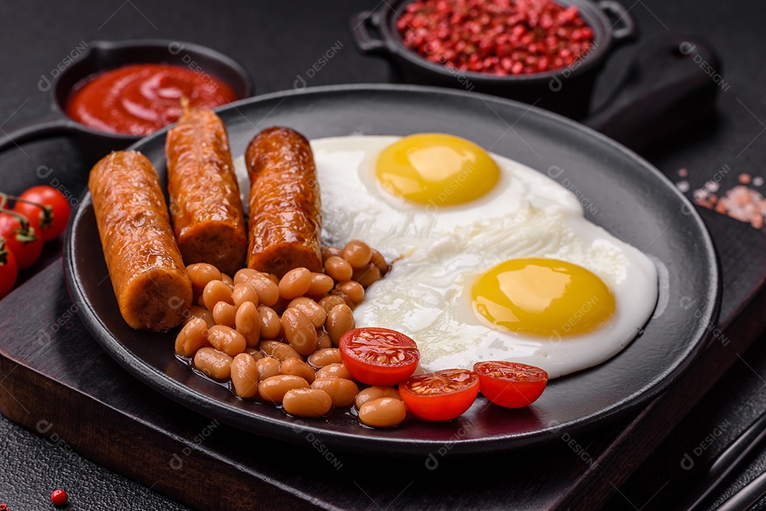 Prato de comida linguiça e ovo frito feijão mesa concreto