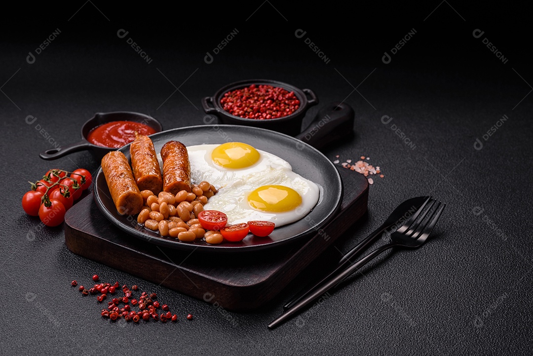 Prato de comida linguiça e ovo frito feijão mesa concreto