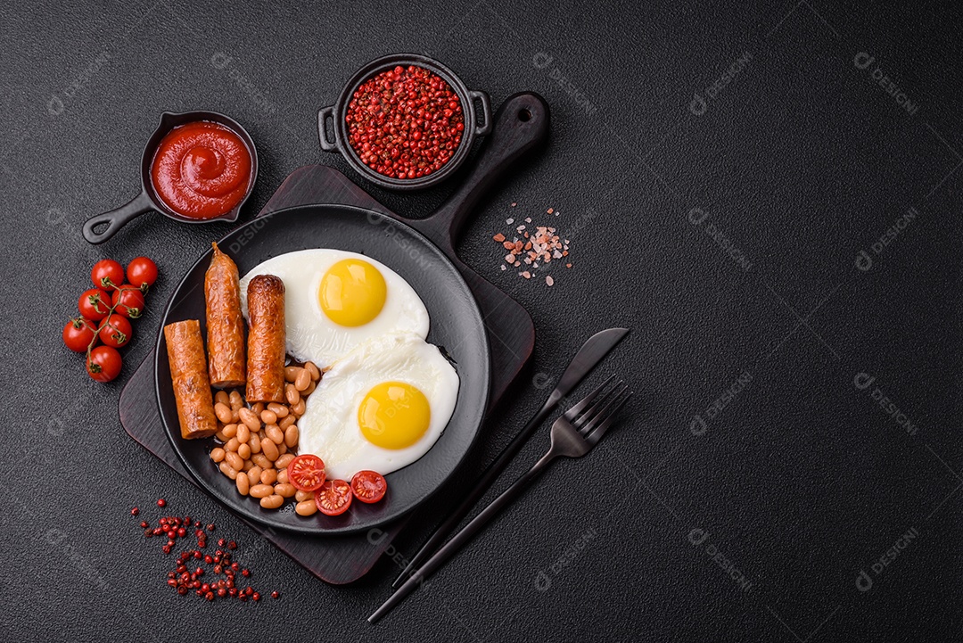 Prato de comida linguiça e ovo frito feijão mesa concreto