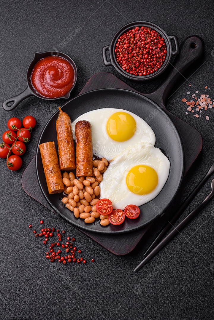 Prato de comida linguiça e ovo frito feijão mesa concreto