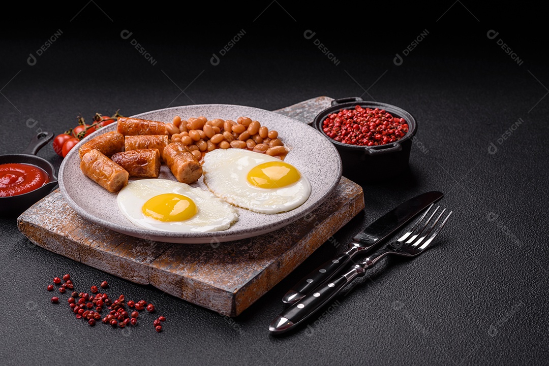 Prato de comida linguiça e ovo frito feijão mesa concreto