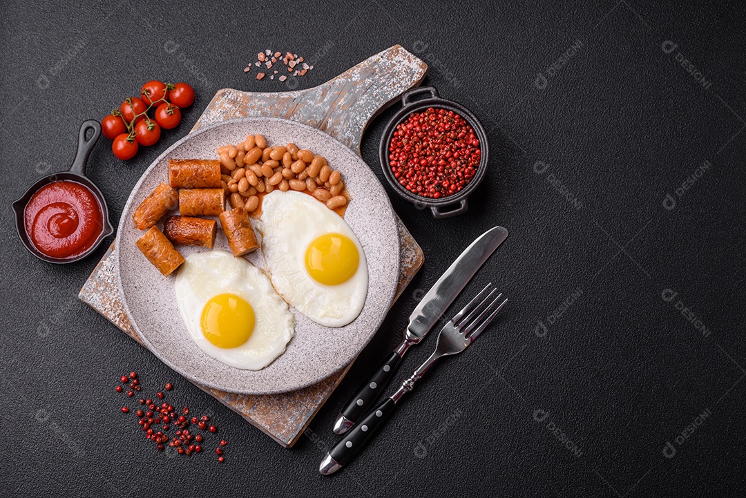 Prato de comida linguiça e ovo frito feijão mesa concreto