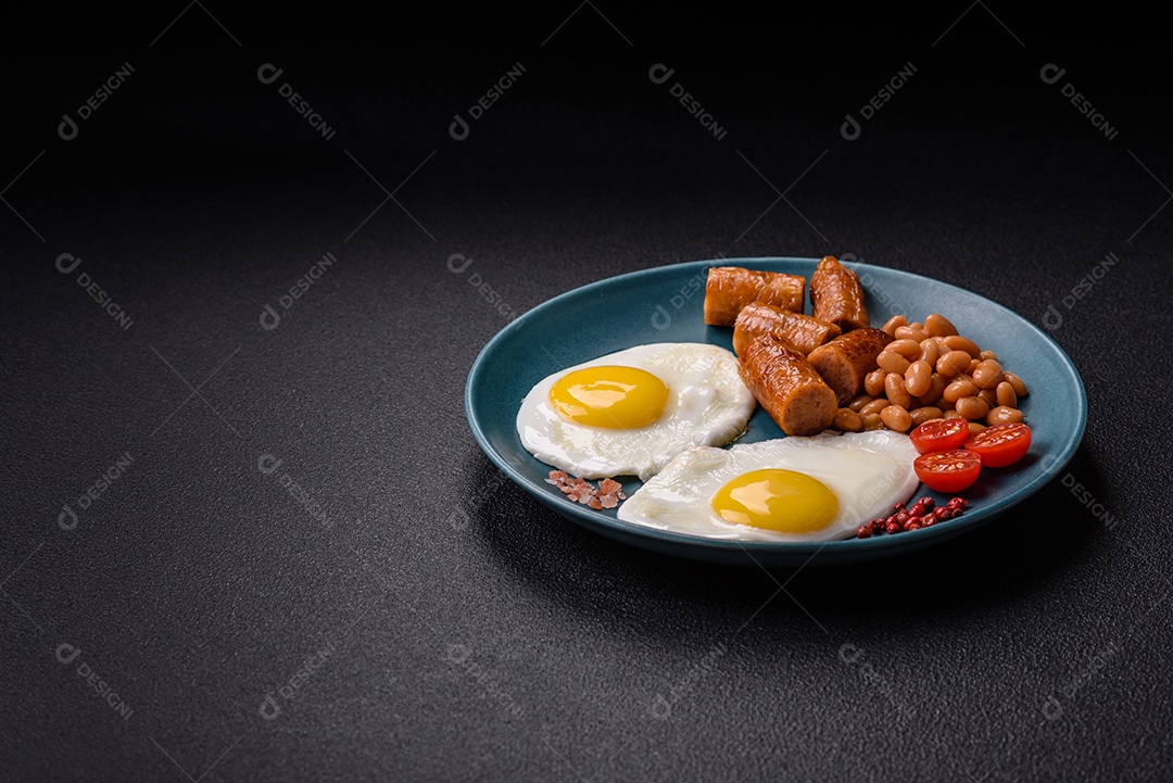 Prato de comida linguiça e ovo frito feijão mesa concreto