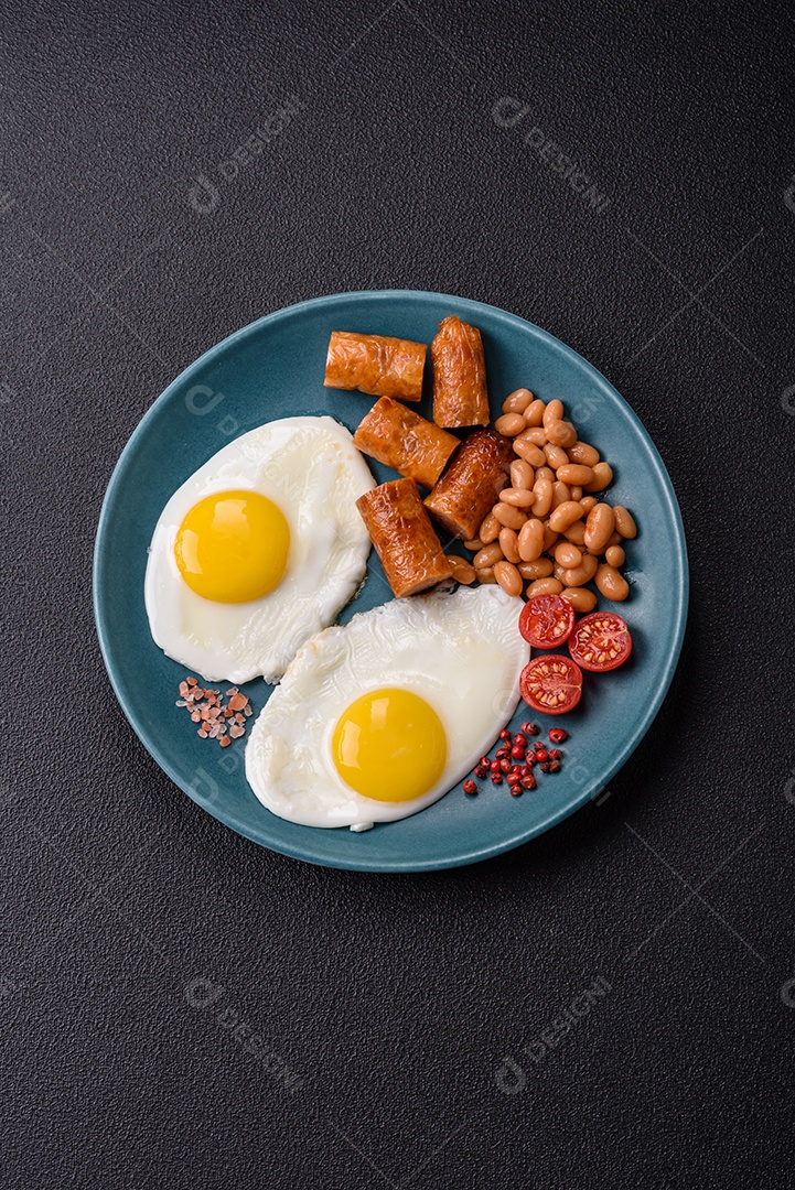 Prato de comida linguiça e ovo frito feijão mesa concreto
