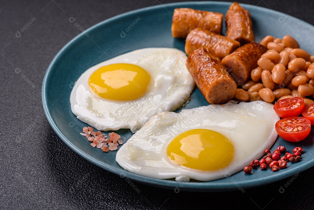 Prato de comida linguiça e ovo frito feijão mesa concreto