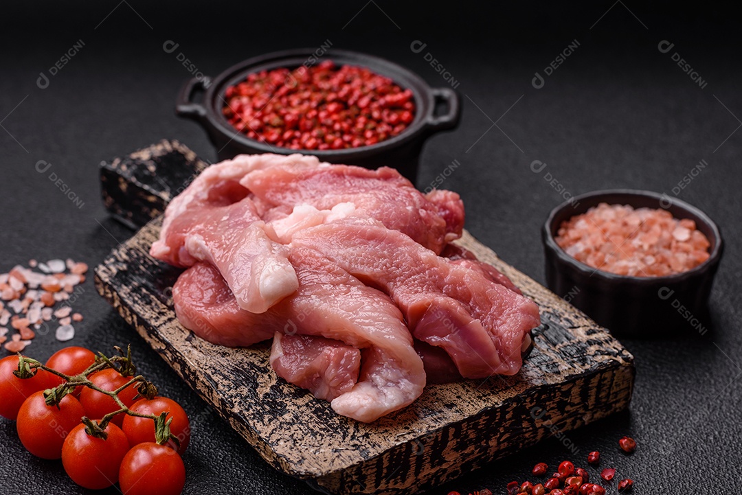 Carnes crua cortadas em fatias em uma mesa de concreto