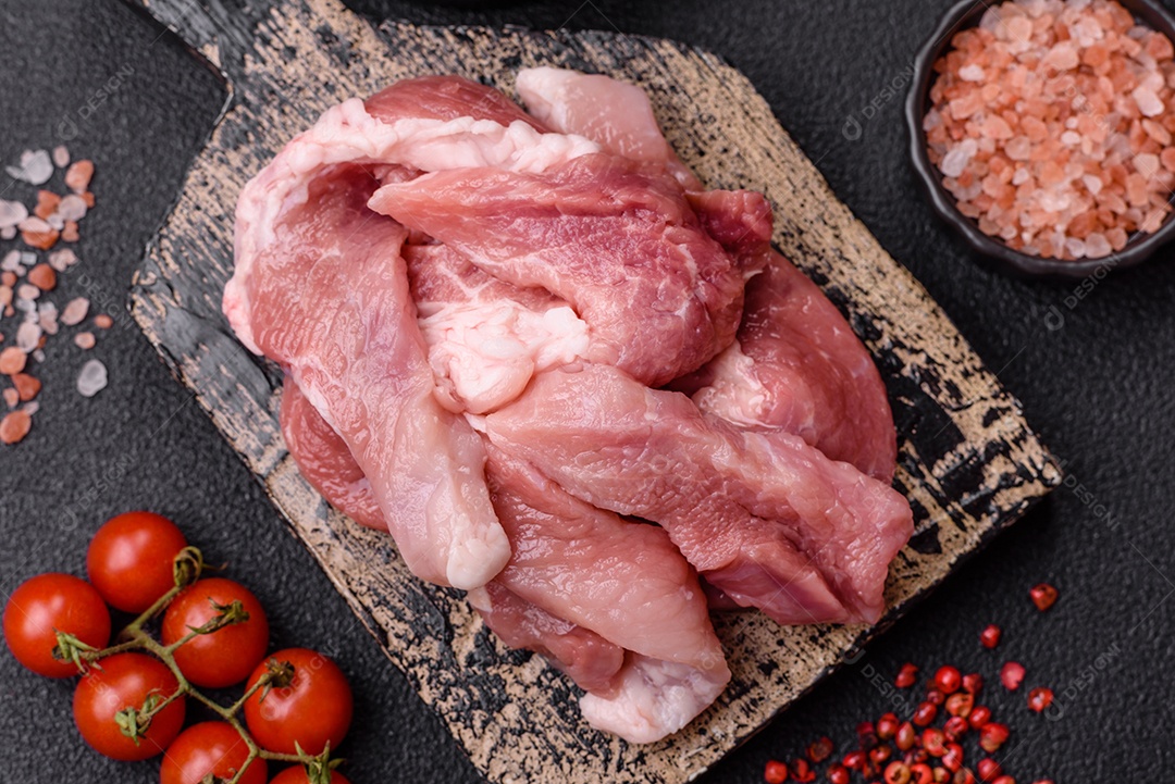 Carnes crua cortadas em fatias em uma mesa de concreto