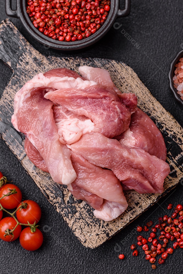 Carnes crua cortadas em fatias em uma mesa de concreto