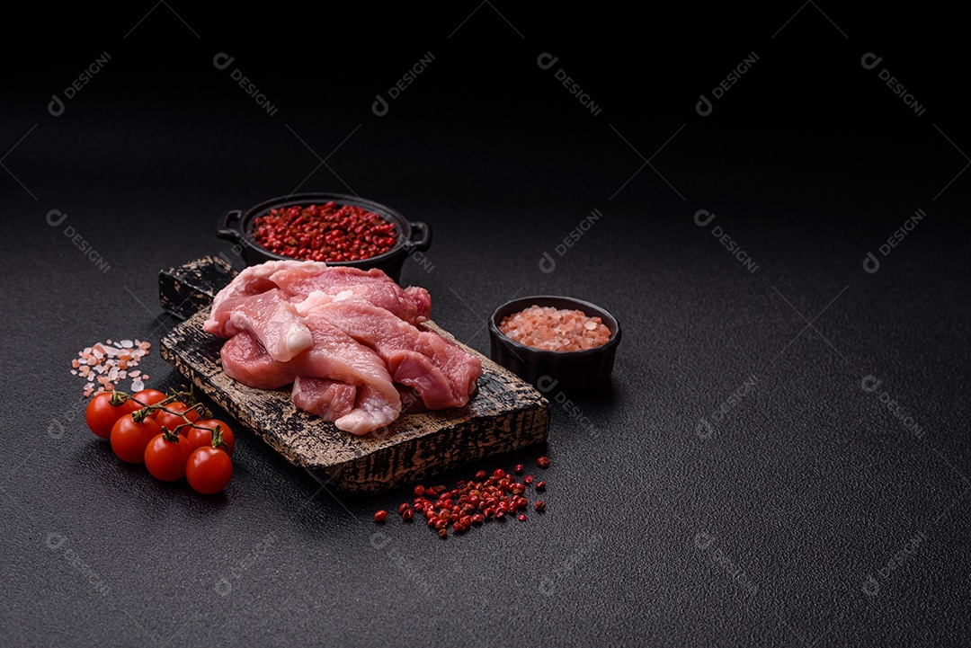 Carnes crua cortadas em fatias em uma mesa de concreto
