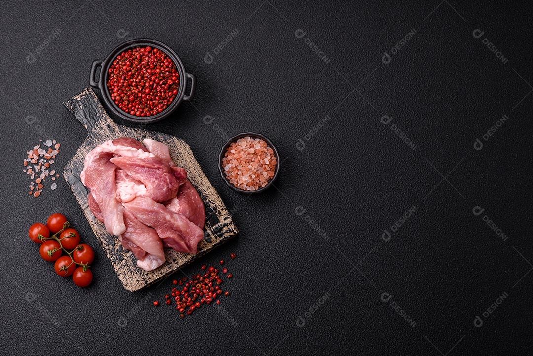 Carnes crua cortadas em fatias em uma mesa de concreto