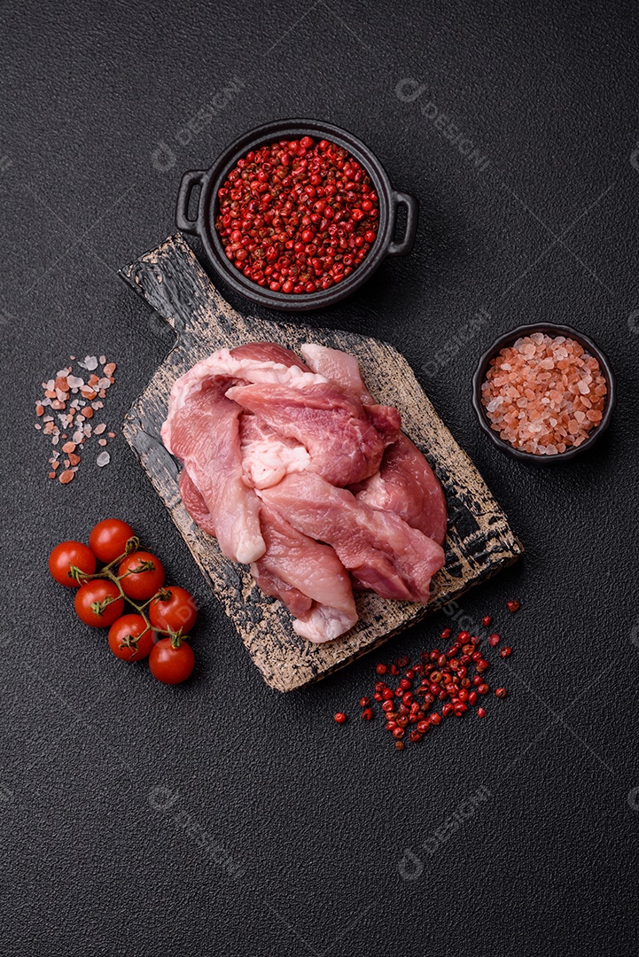 Carnes crua cortadas em fatias em uma mesa de concreto