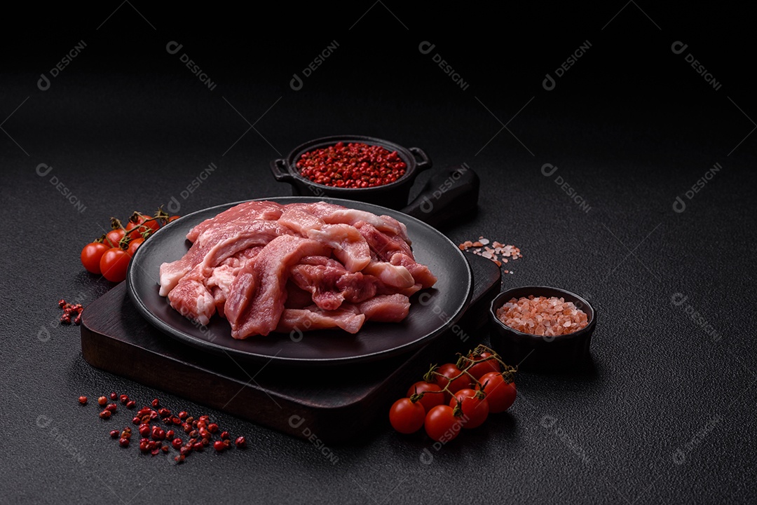 Carnes crua cortadas em fatias em uma mesa de concreto