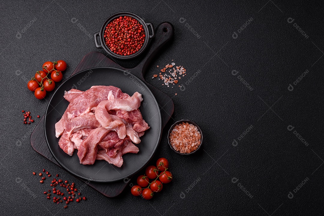 Carnes crua cortadas em fatias em uma mesa de concreto