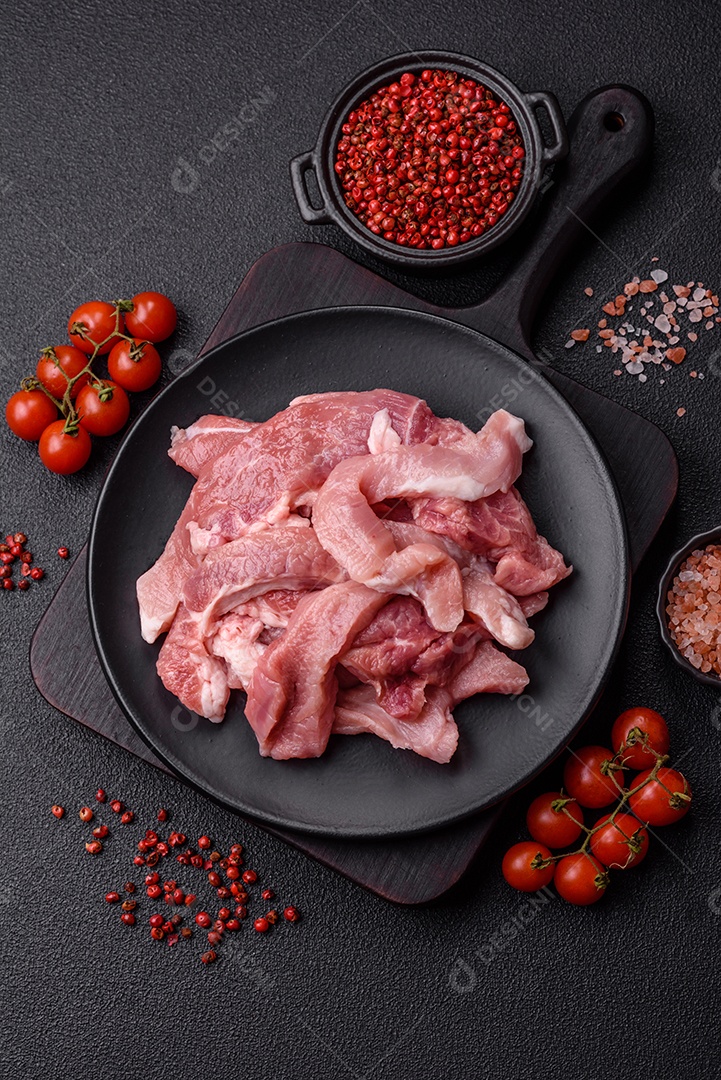 Carnes crua cortadas em fatias em uma mesa de concreto