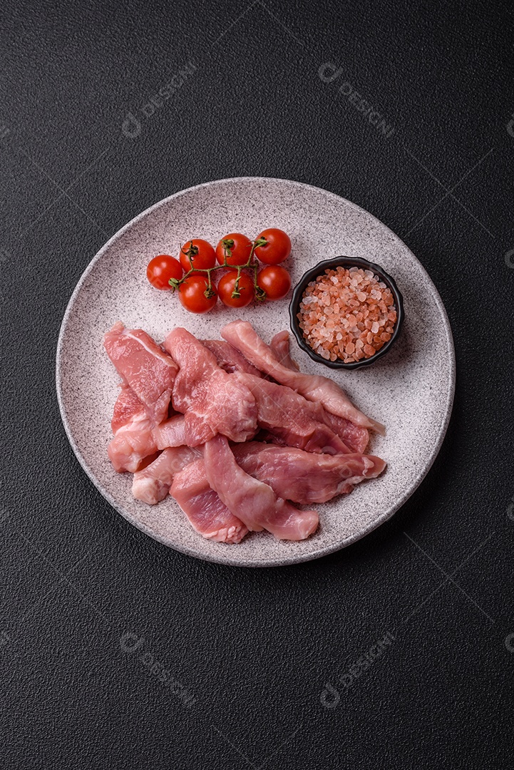 Carnes crua cortadas em fatias em uma mesa de concreto