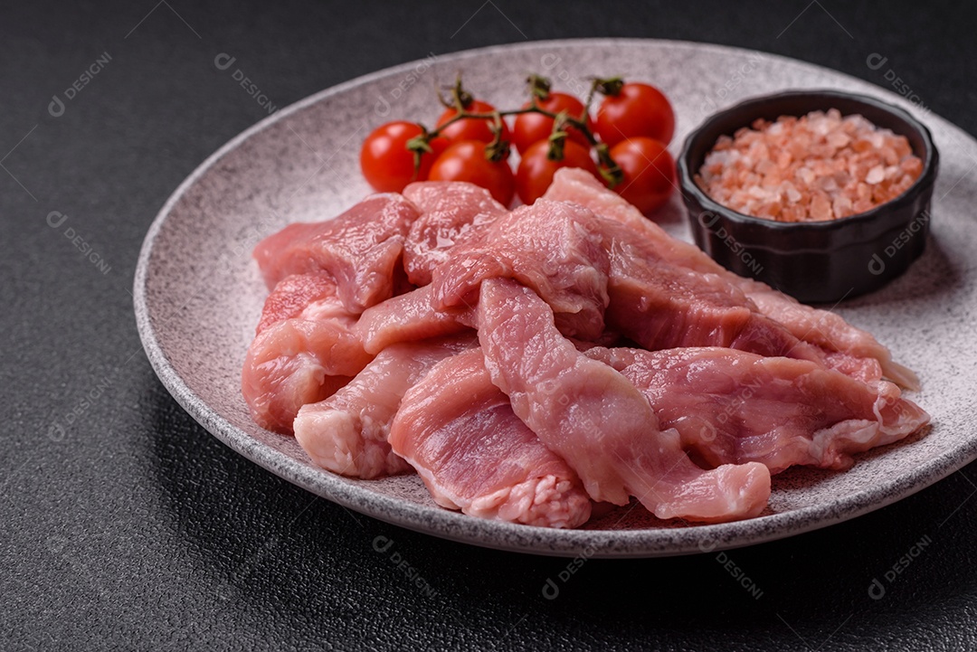 Carnes crua cortadas em fatias em uma mesa de concreto