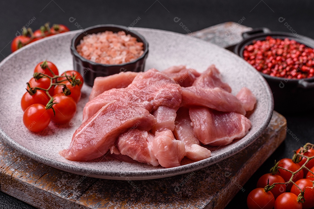 Carnes crua cortadas em fatias em uma mesa de concreto
