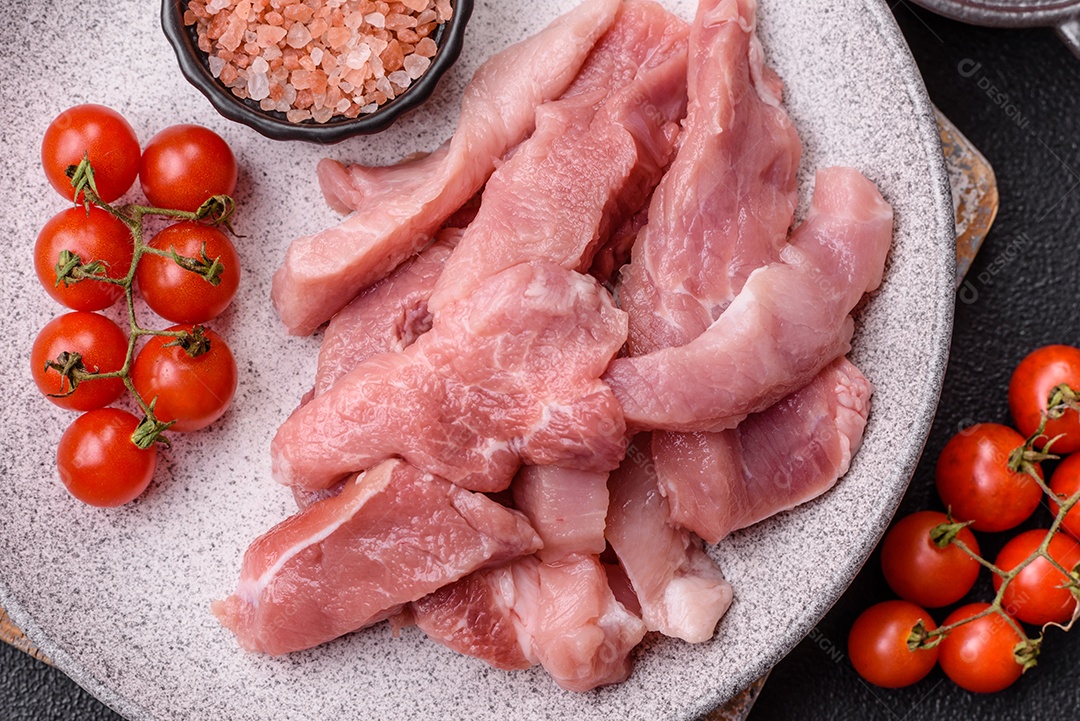 Carnes frescas e crua em uma mesa de concreto