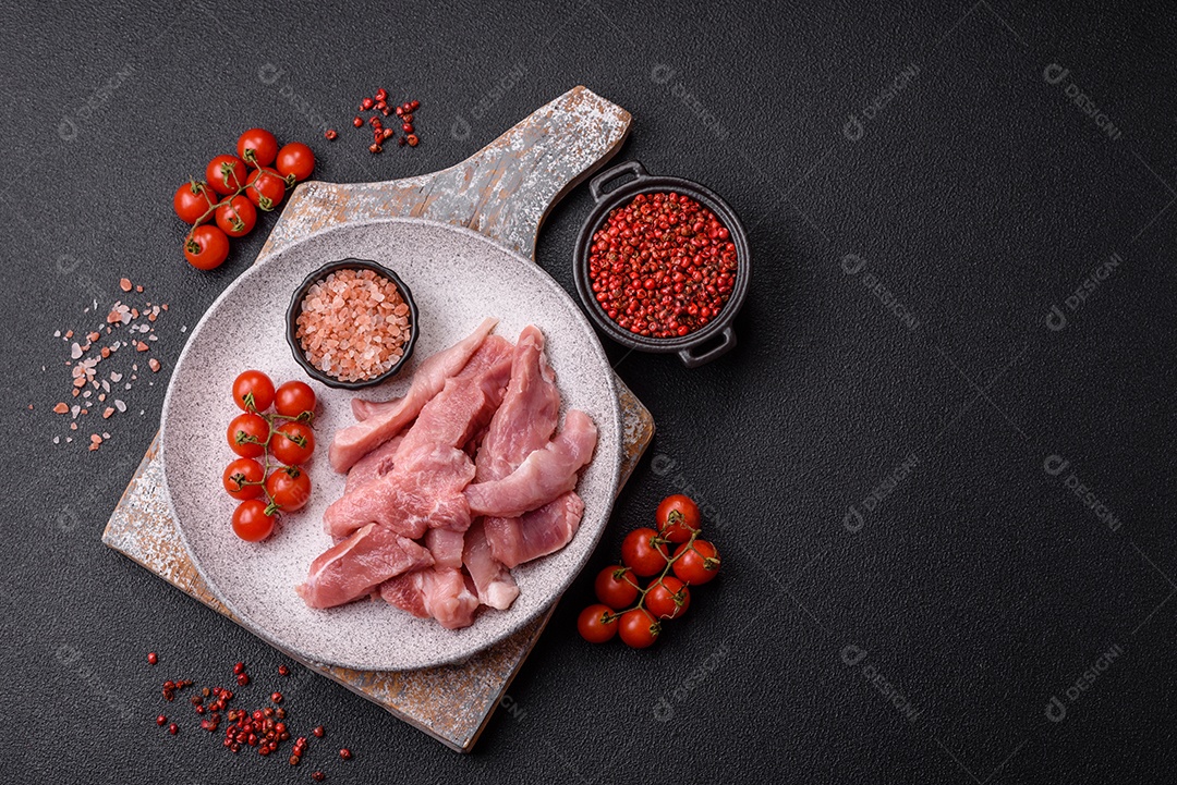 Carnes crua cortadas em fatias em uma mesa de concreto