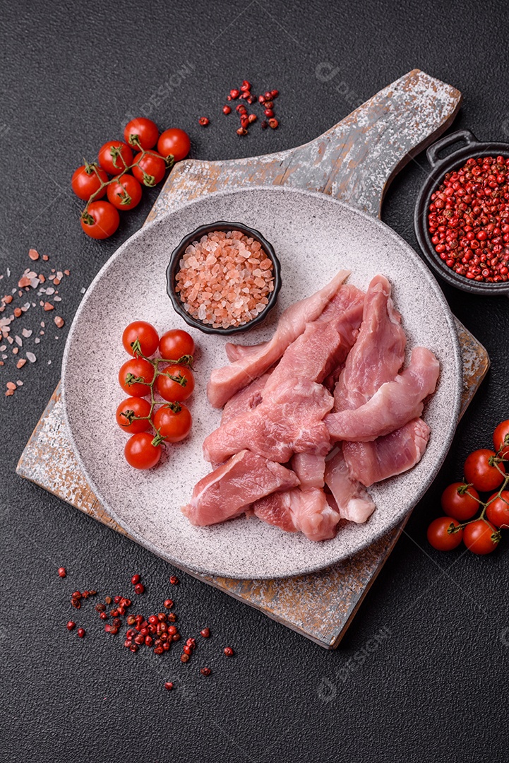 Carnes crua cortadas em fatias em uma mesa de concreto