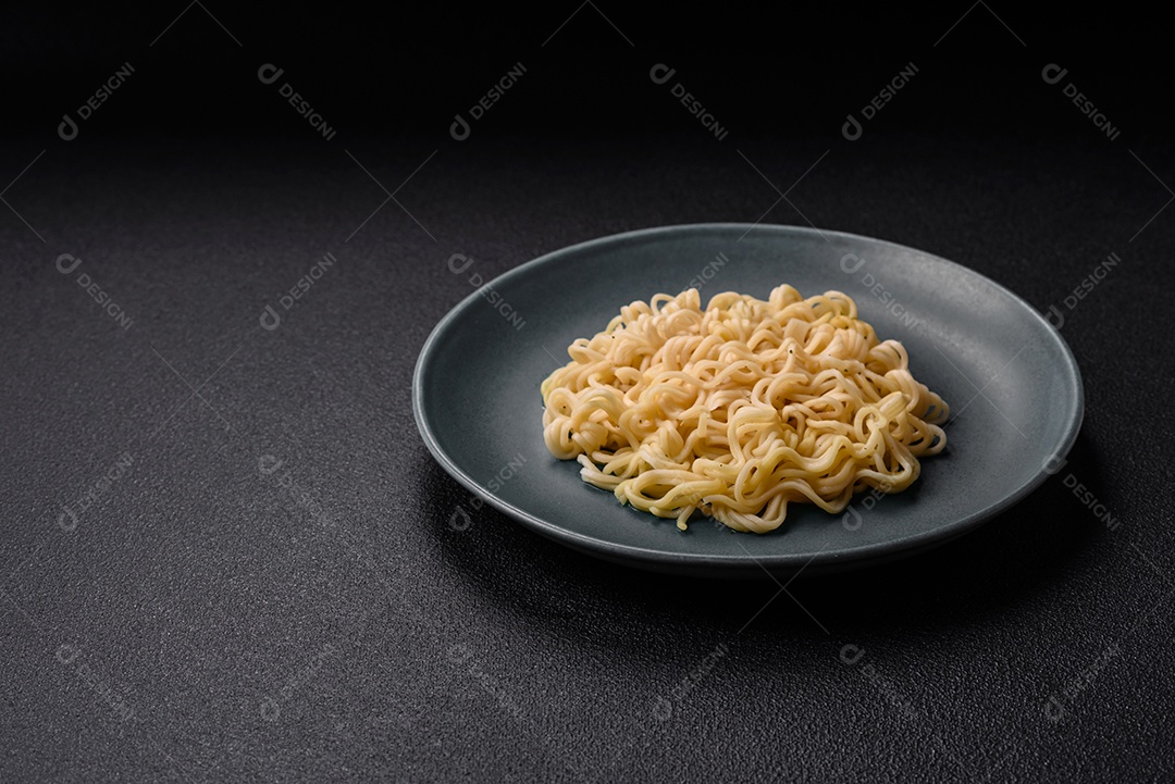 Prato de macarrão em uma mesa de concreto