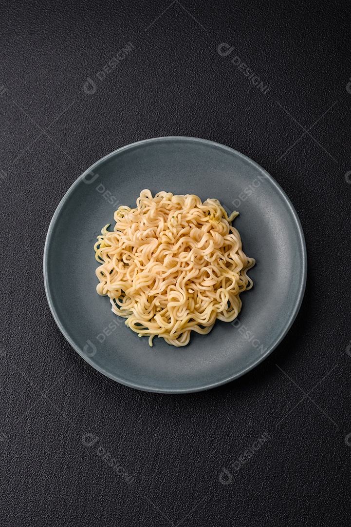 Prato de macarrão em uma mesa de concreto