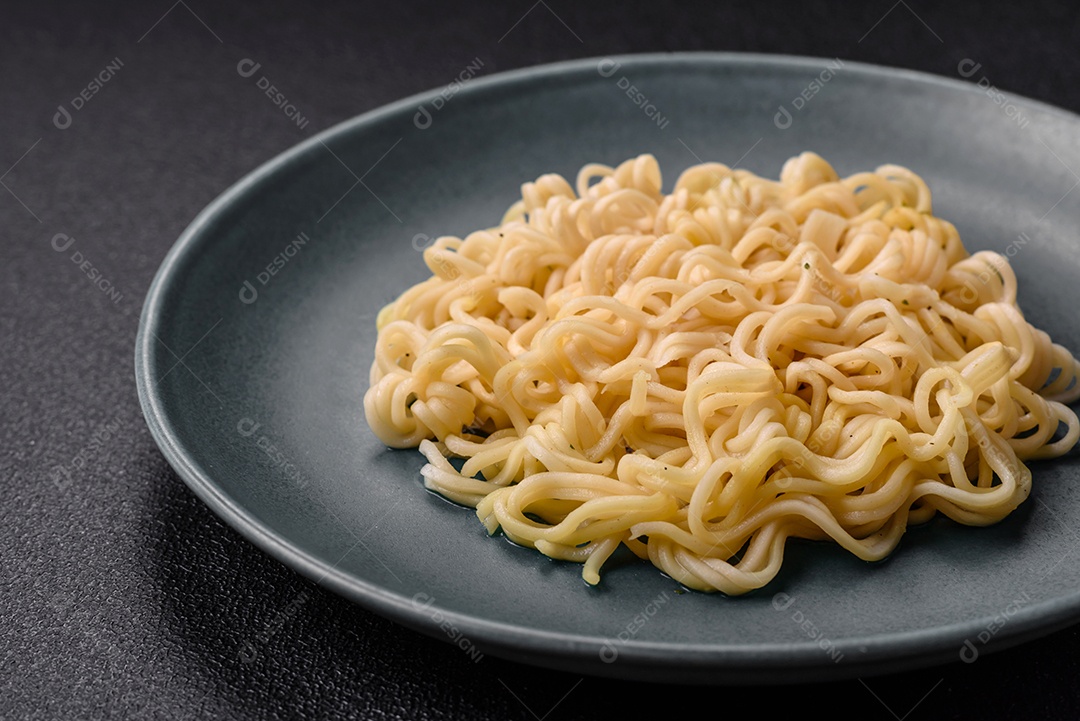 Prato de macarrão em uma mesa de concreto
