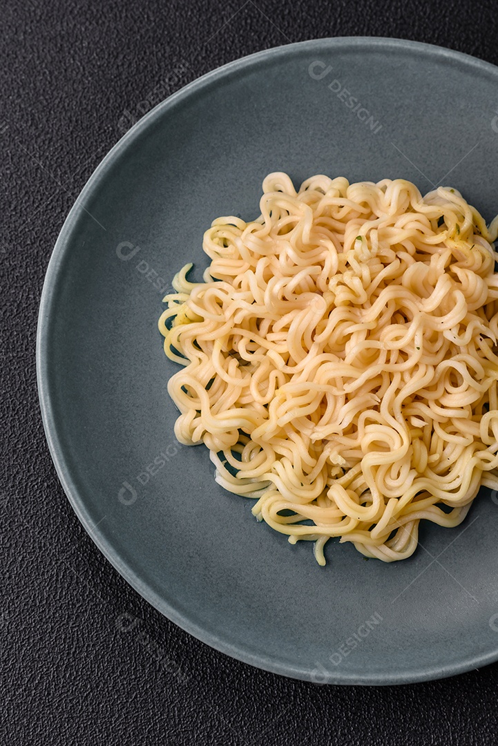 Prato de macarrão em uma mesa de concreto