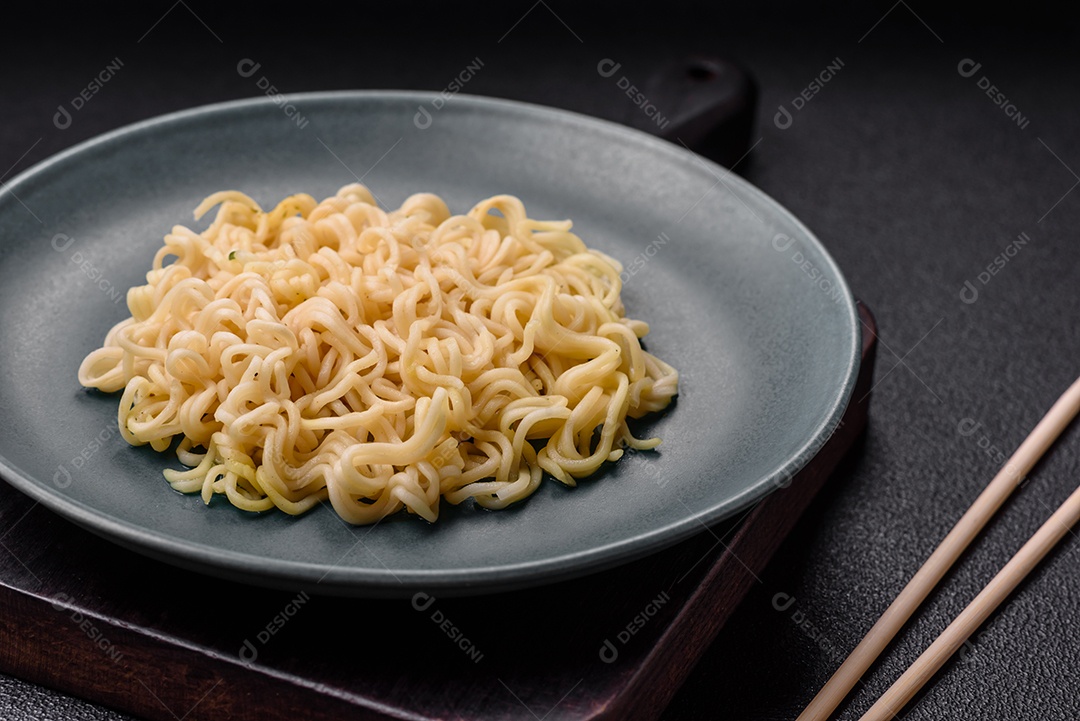 Prato de macarrão em uma mesa de concreto