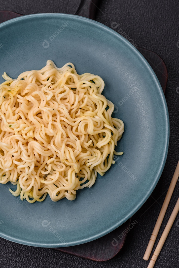 Prato de macarrão em uma mesa de concreto