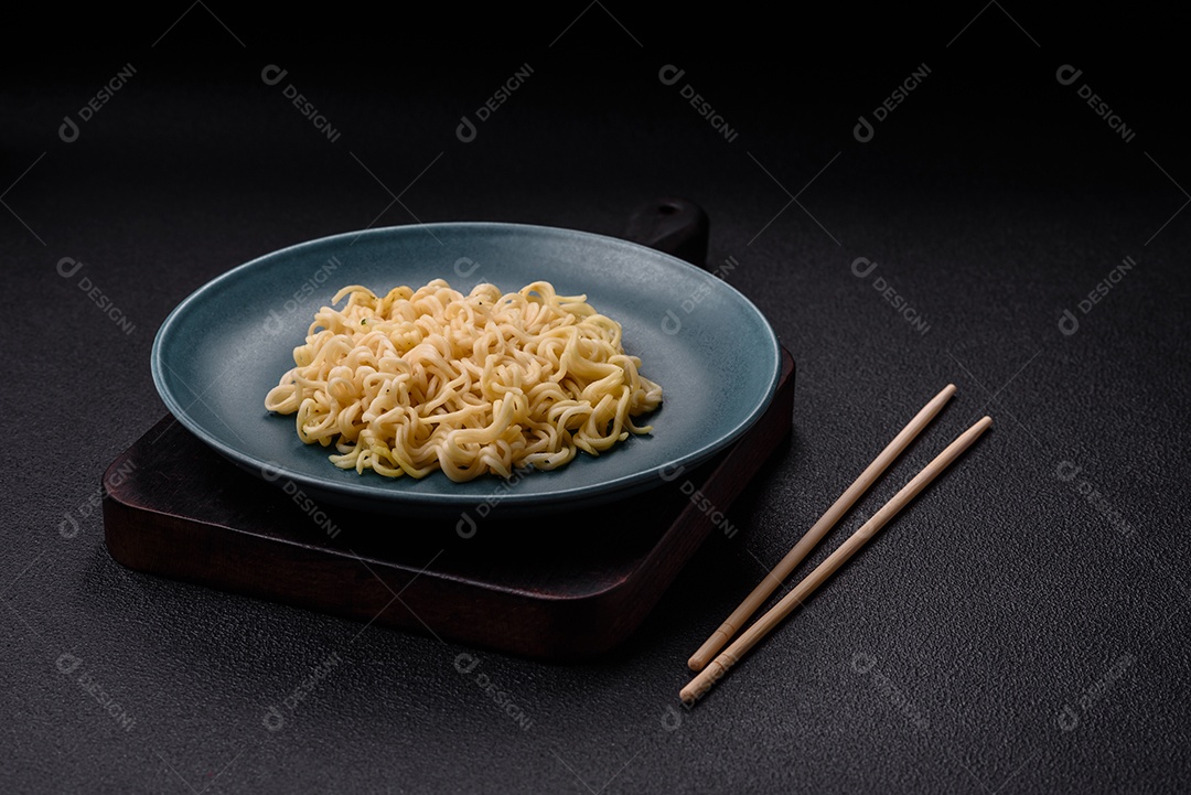 Prato de macarrão em uma mesa de concreto