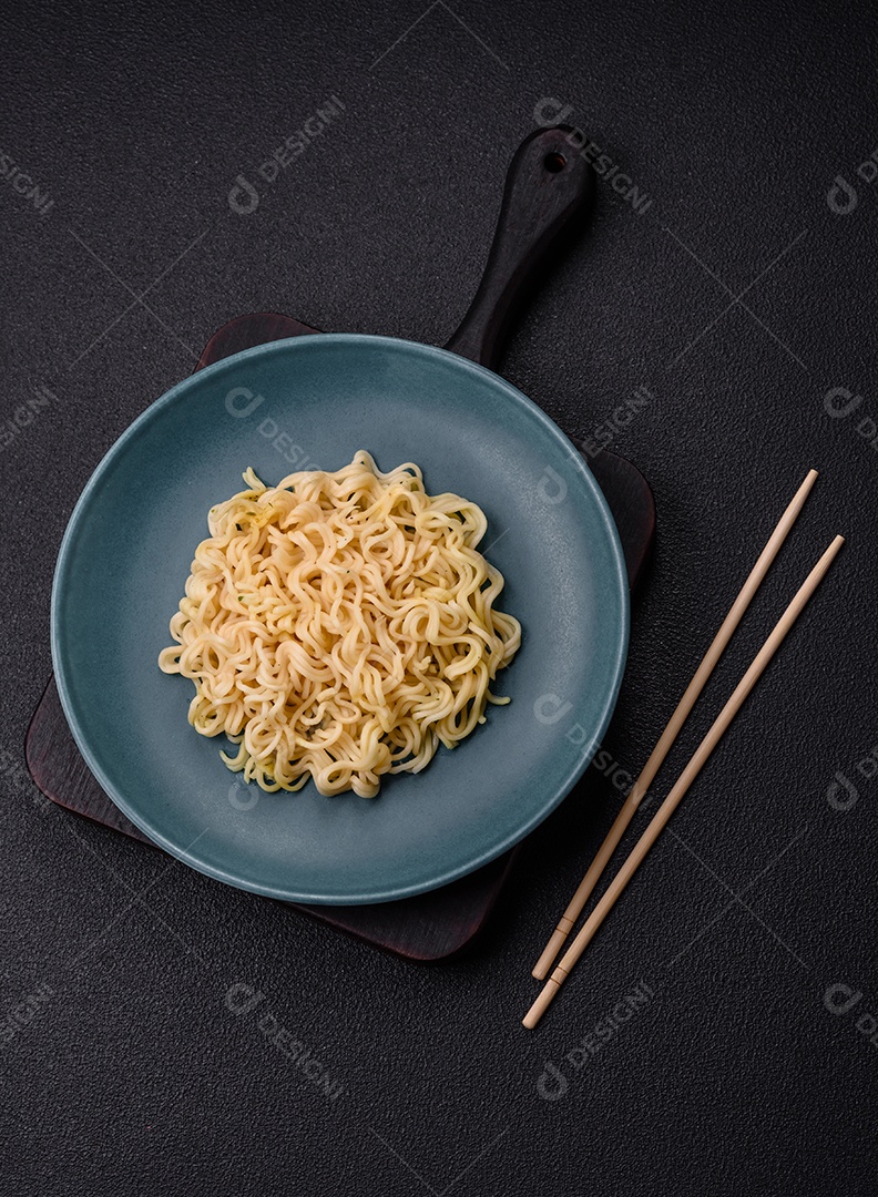 Prato de macarrão em uma mesa de concreto