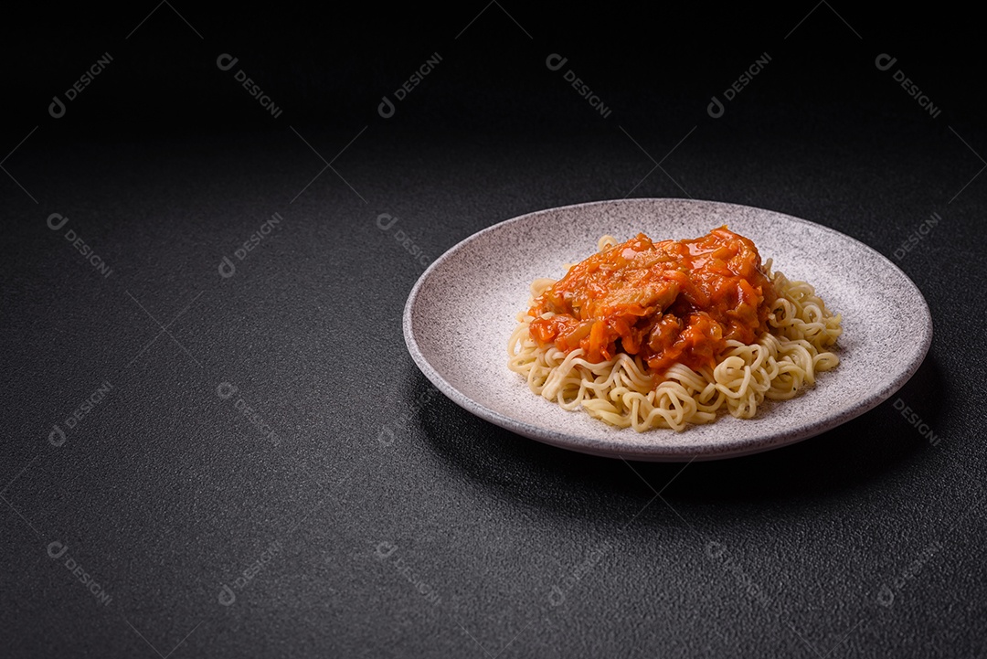 Prato de macarrão em uma mesa de concreto