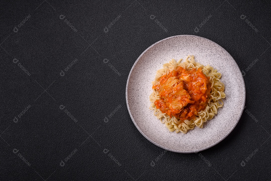 Prato de macarrão em uma mesa de concreto