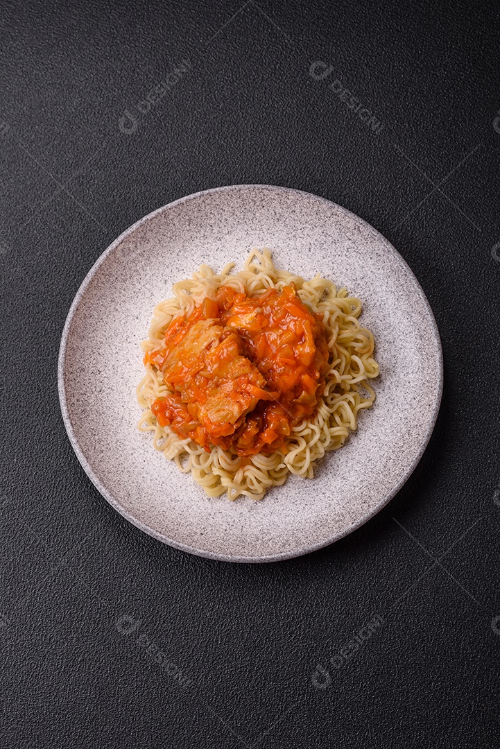 Prato de macarrão em uma mesa de concreto
