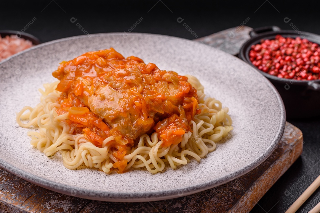 Prato de macarrão em uma mesa de concreto