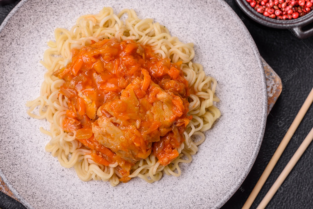 Prato de macarrão em uma mesa de concreto