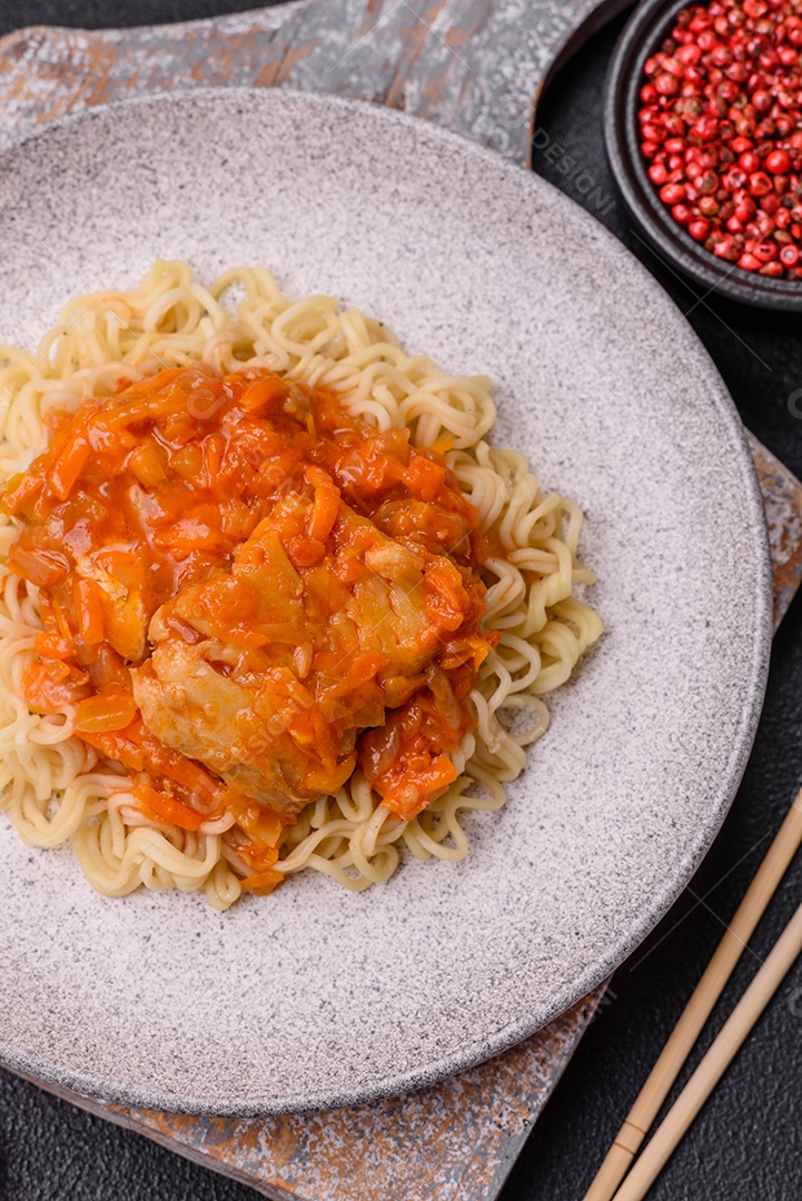 Prato de macarrão em uma mesa de concreto