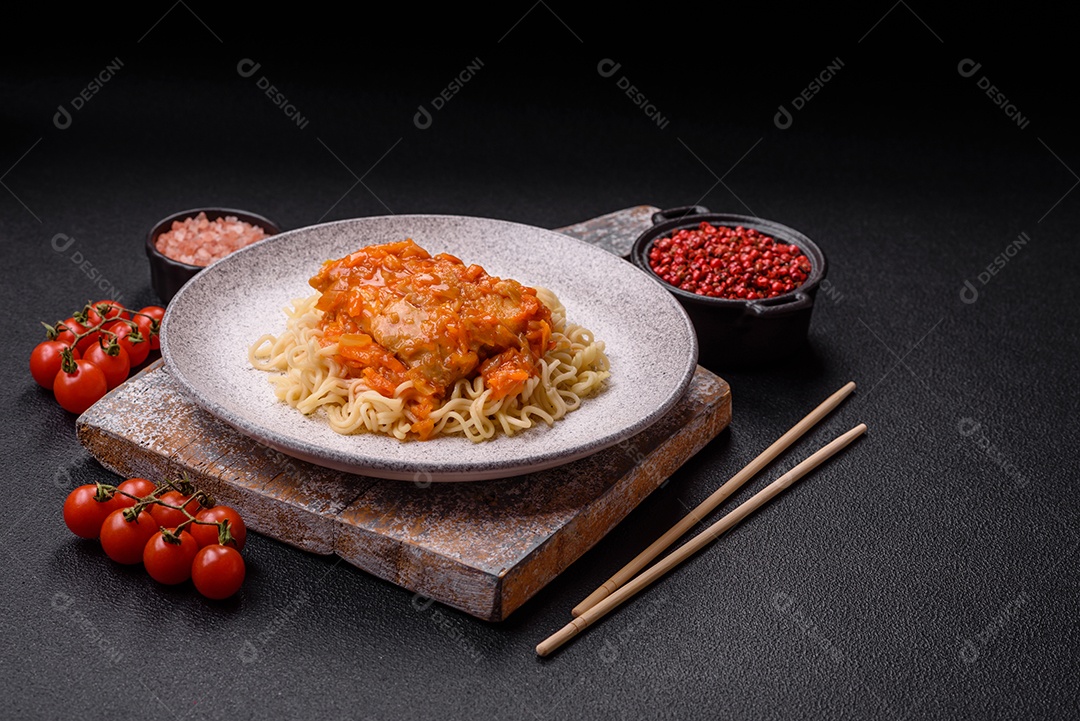 Prato de macarrão em uma mesa de concreto