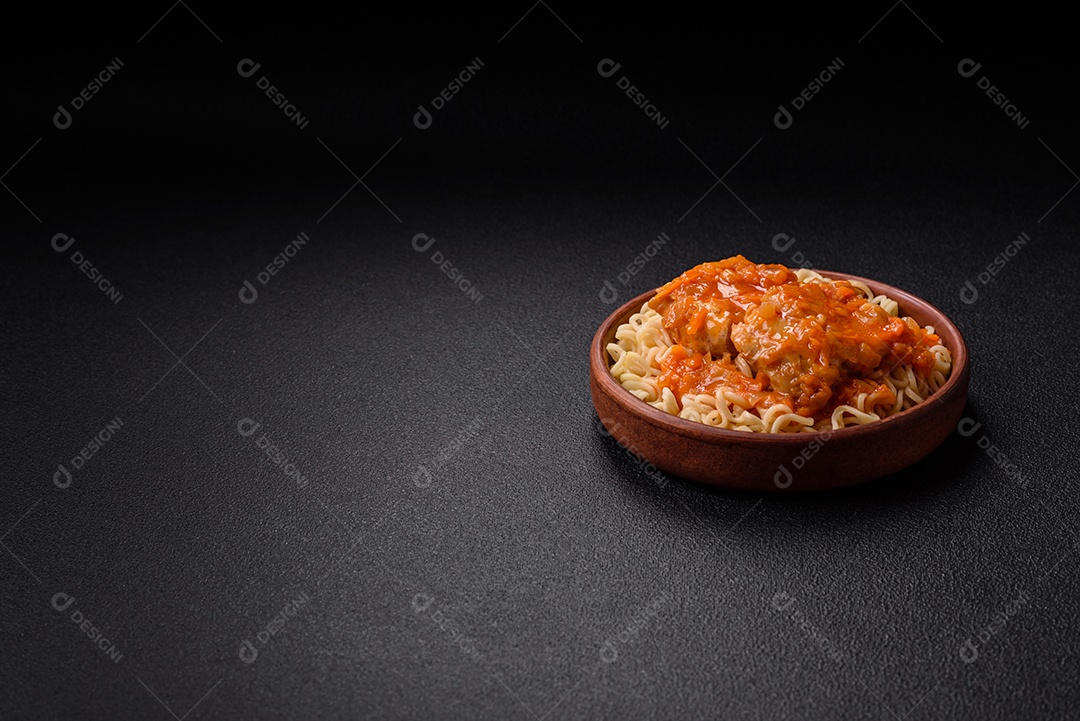 Tigela de macarrão em uma mesa de concreto
