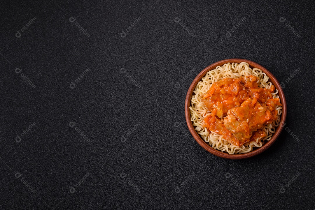 Tigela de macarrão em uma mesa de concreto