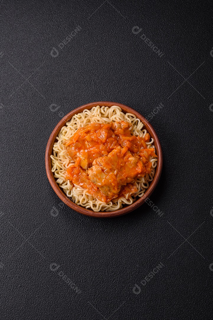 Tigela de macarrão em uma mesa de concreto