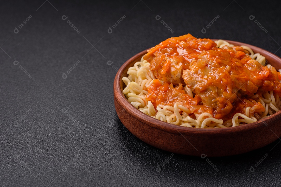 Tigela de macarrão em uma mesa de concreto