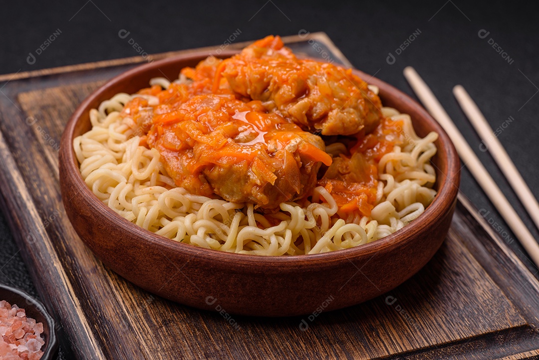 Tigela de macarrão em uma mesa de concreto