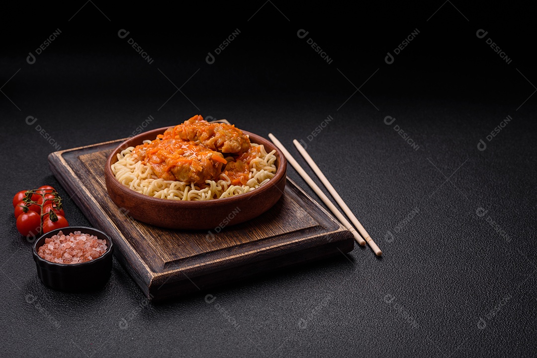 Tigela de macarrão em uma mesa de concreto